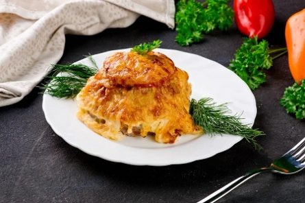 Бифштекс говяжий с овощами и сыром